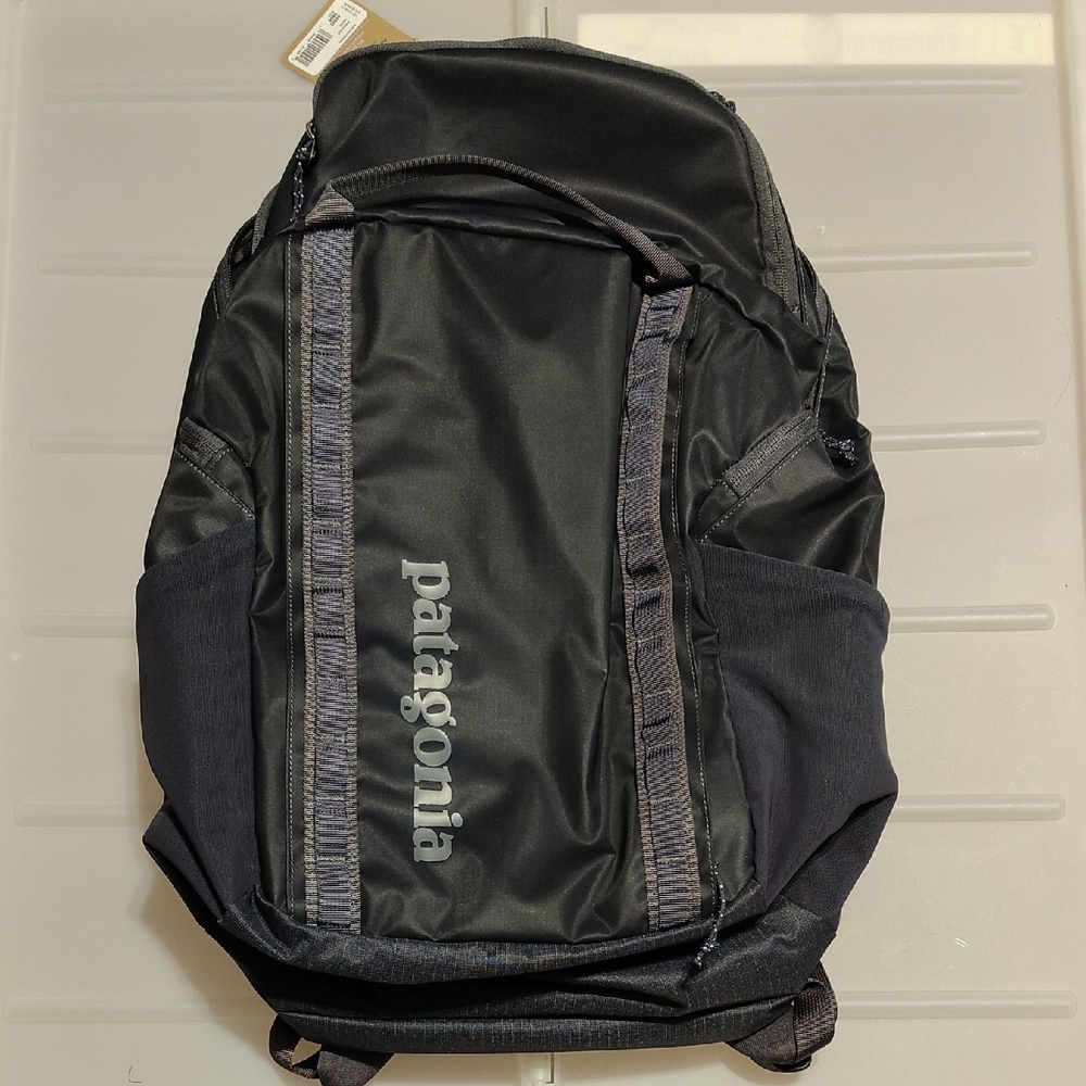 NEW Patagonia Black Hole 32 L Backpack Carry On Bag Padded Laptop